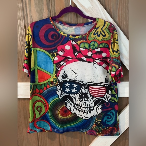 The Unbranded Brand Tops - Colorful Womens T-Shirt. Graphic on Both Sides. 2X but looks like XL.P2p 22-23"